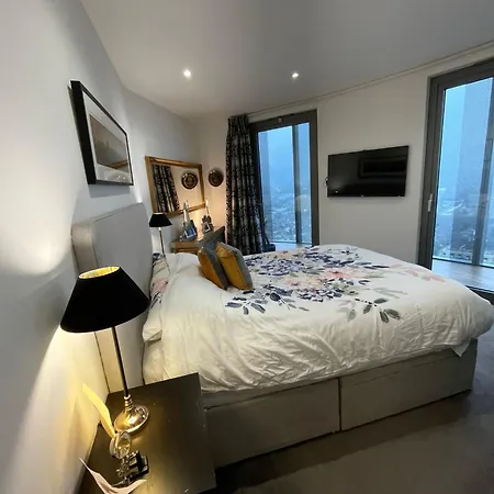 Luxury Skyline Retreat Apartment